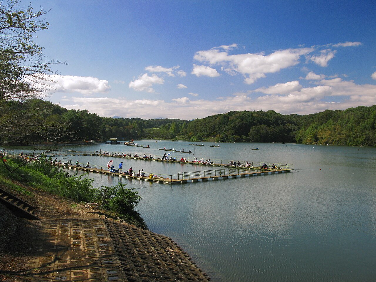 青空と森に囲まれた宮沢湖